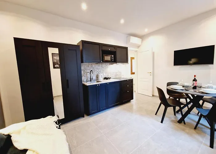 Monna Dina In * Firenze